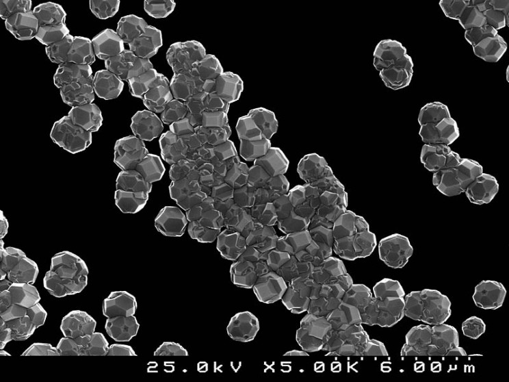 Uma imagem microscópica de nano diamantes.