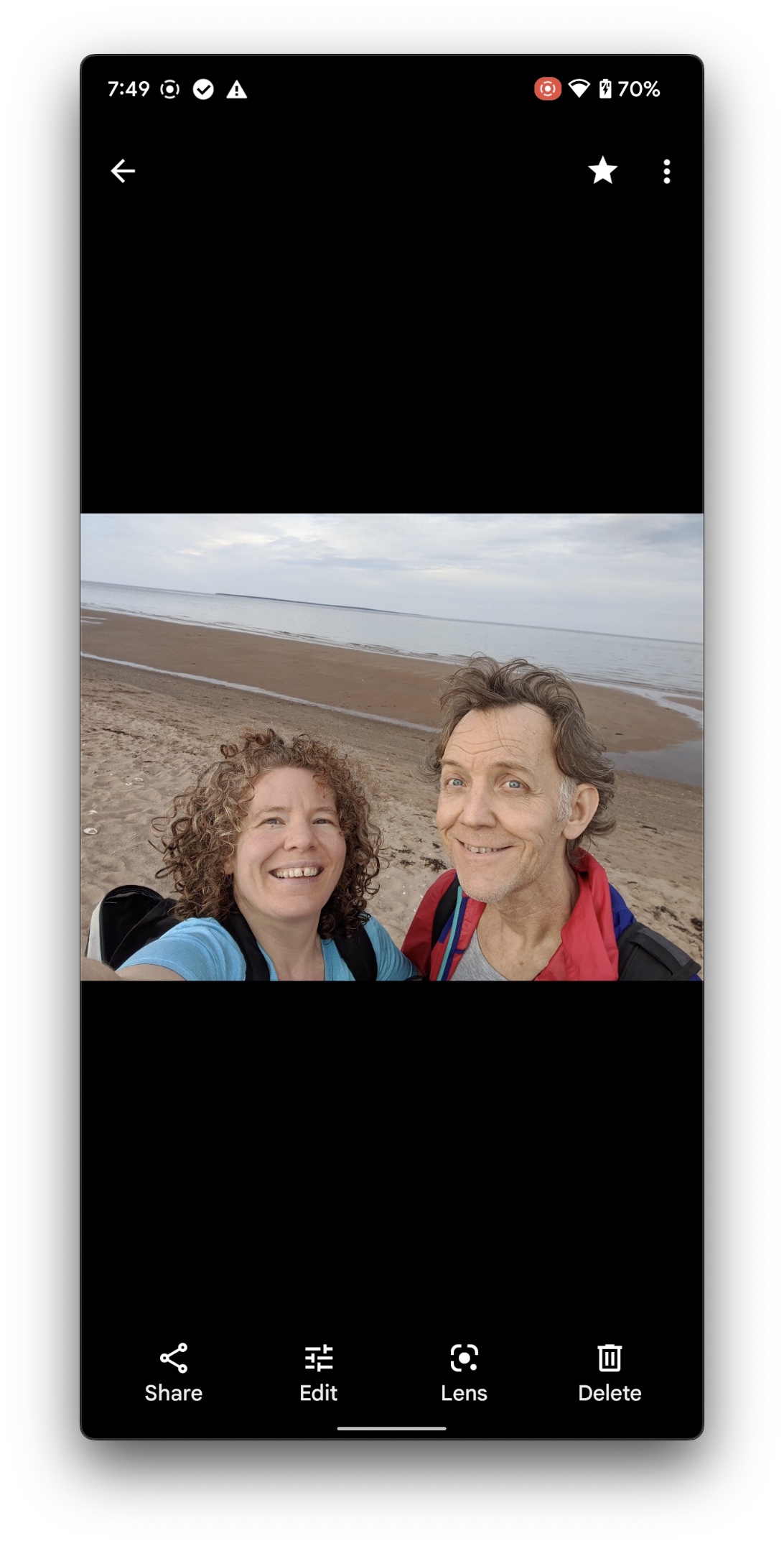 Uma selfie do Google Pixel 6a mostrando um casal na praia.