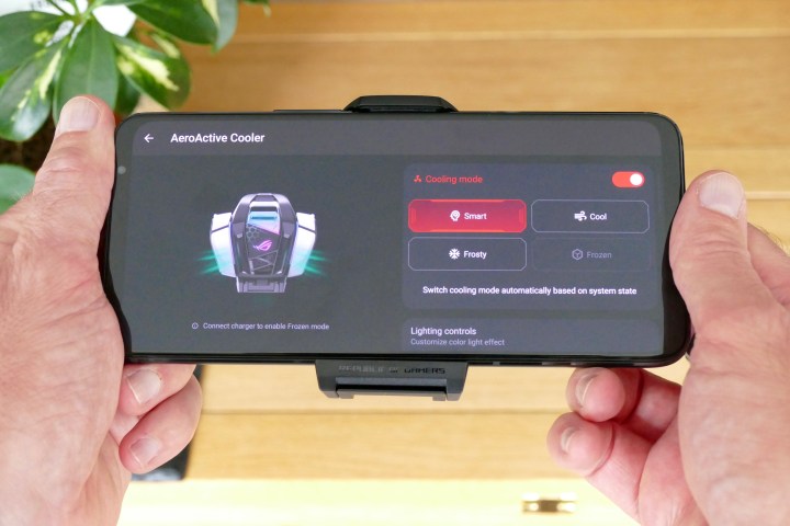 Asus ROG Phone 6 Pro con il menu delle impostazioni di AeroActive Cooler 6.