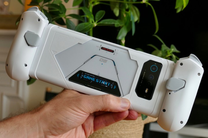 Die Rückseite des Kunai 3-Controllers und der Hülle, die am Asus ROG Phone 6 Pro befestigt sind.