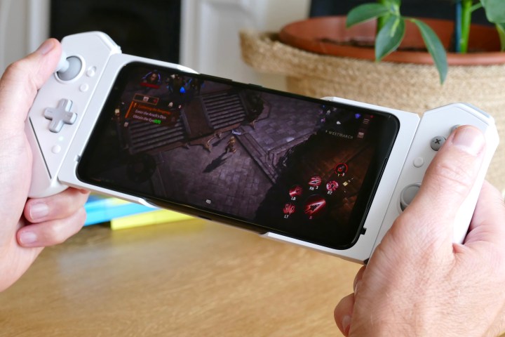 L'Asus ROG Phone 6 Pro avec le contrôleur Kunai 3 attaché.