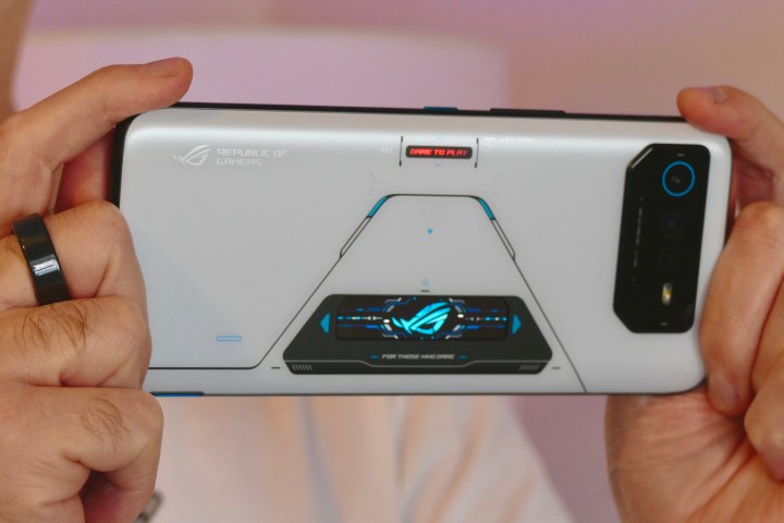 In mano la foto scattata con l'Asus ROG Phone 6 Pro, vista dal retro.