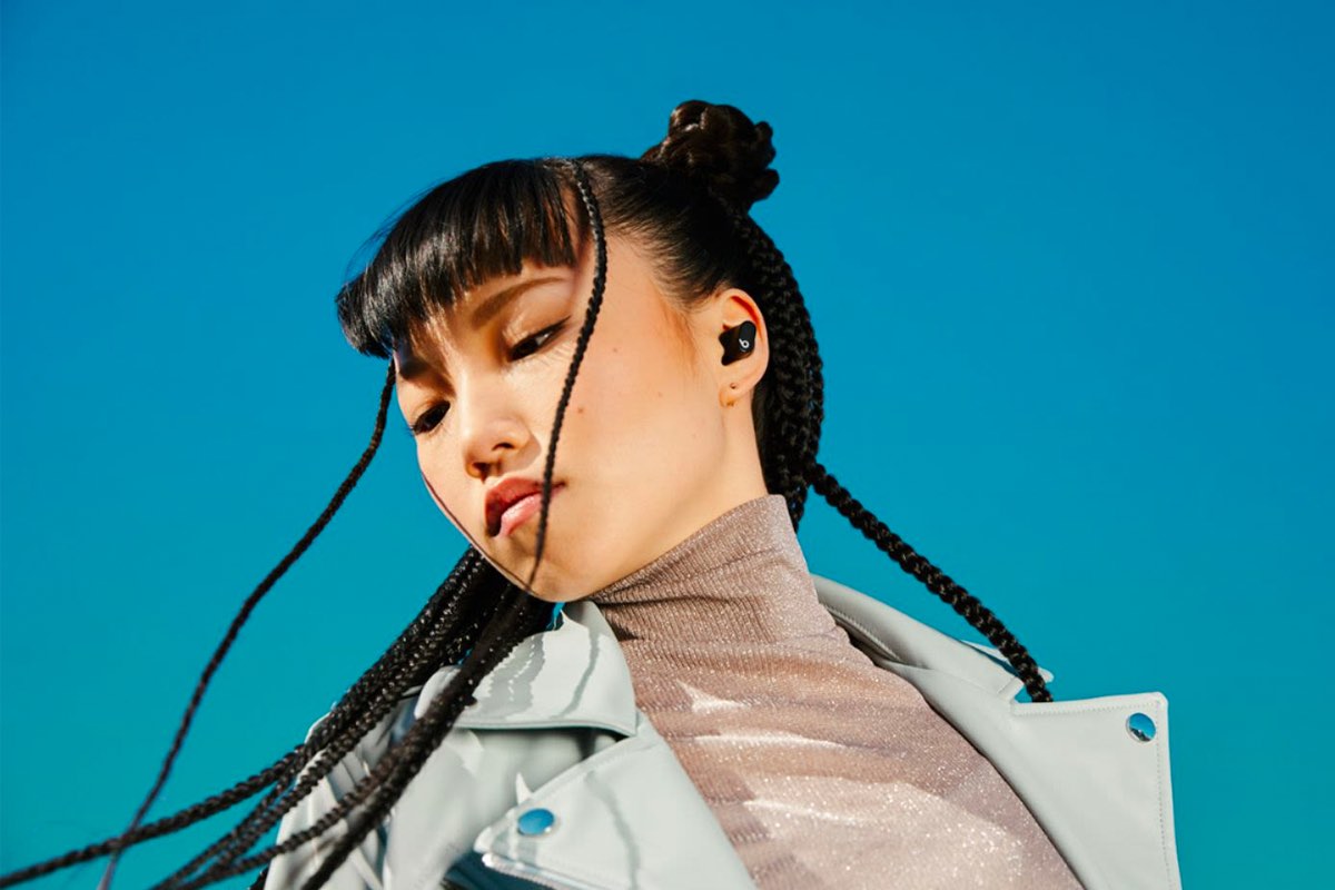 زنی در استودیو Beats Buds به موسیقی گوش می دهد.