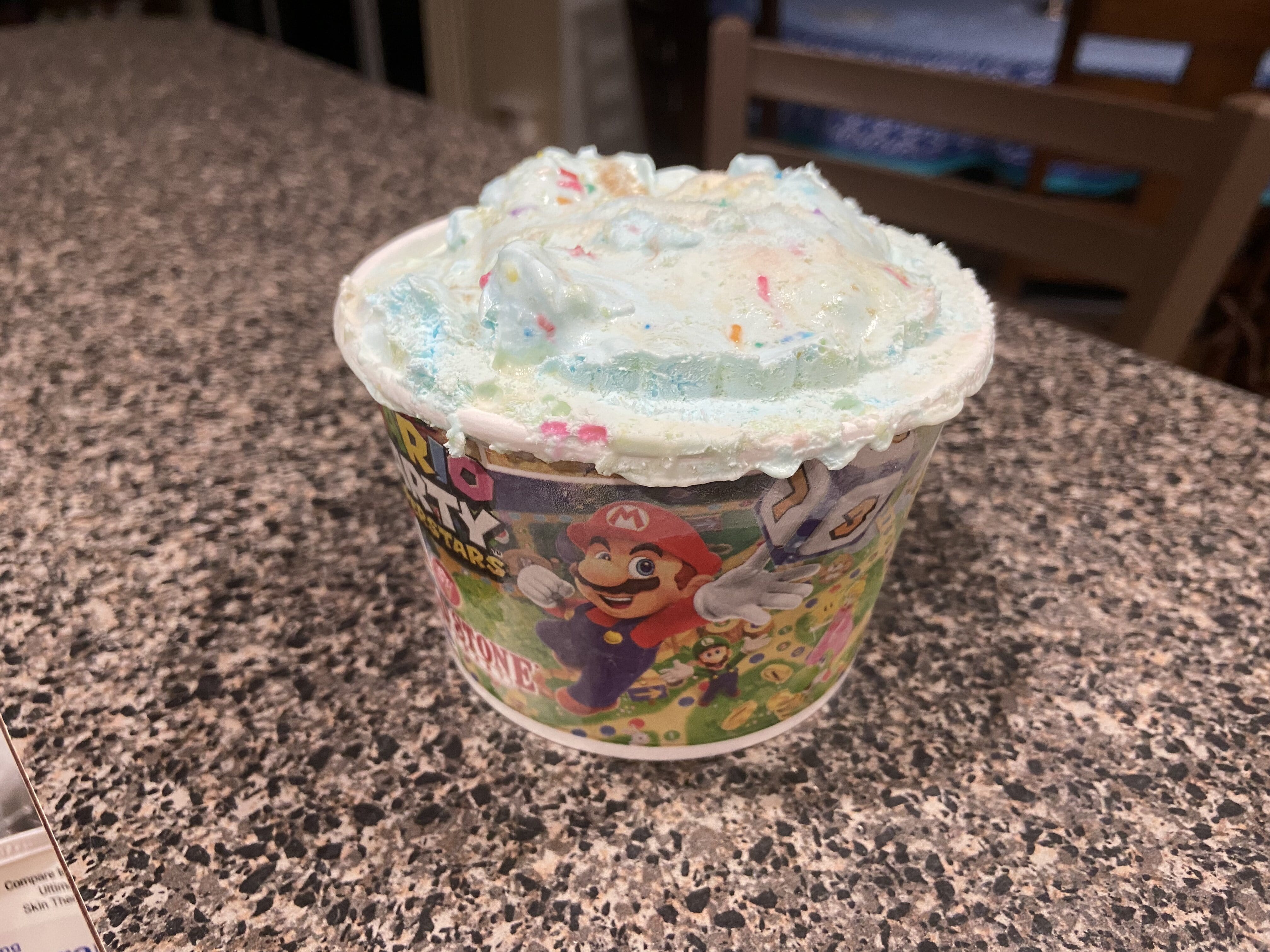 O sorvete Mario da Cold Stone fica em um recipiente.