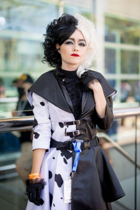 A female cosplayer dressed as Cruella de Vil at Comic-Con 2022.