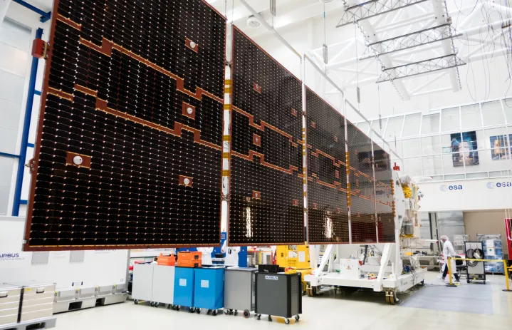 Um dos primeiros testes do satélite EarthCARE da ESA envolveu a implantação da asa solar de 11 metros do satélite desde a sua configuração dobrada, que lhe permite encaixar na carenagem do foguete, até à sua configuração totalmente implantada, uma vez que estará em órbita em torno da Terra.  A fotografia mostra a asa totalmente desdobrada.