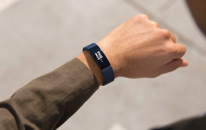 Una persona lleva Fitbit Inspire 2 en la muñeca.