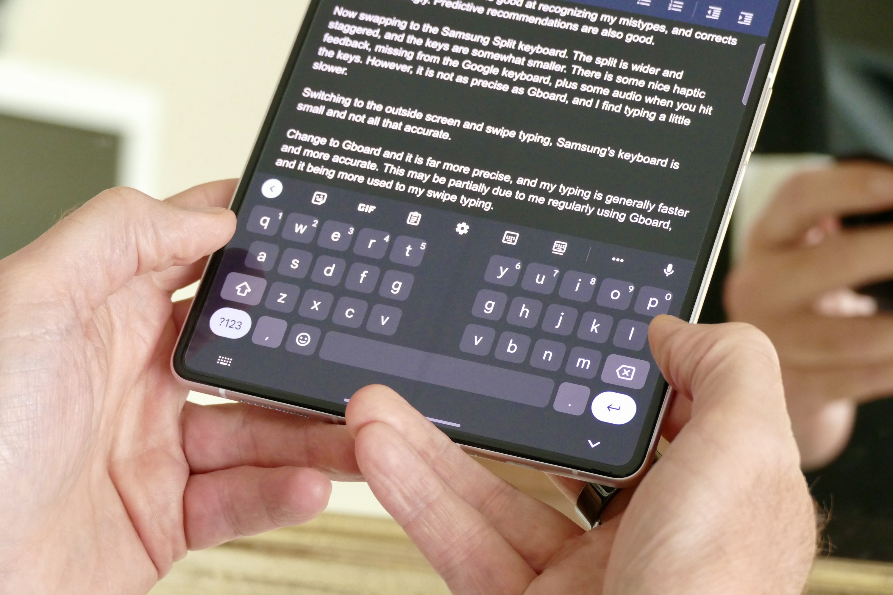 Режим клавиатуры Google Gboard с разделенным экраном на Galaxy Z Fold 3.