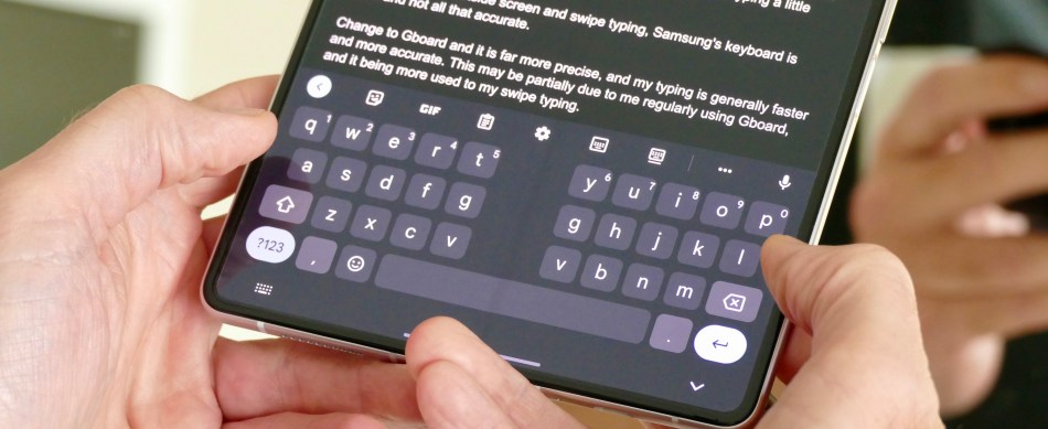 Google Gboard split screen keyboard mode on the Galaxy Z Fold 3.