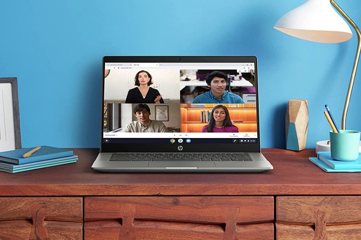 HP Chromebook 14b sitzt auf einem Schreibtisch.