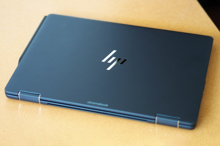 Vue de dessus du Chromebook HP Elite Dragonfly montrant le couvercle et le logo.