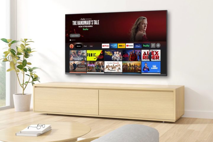 50-дюймовый телевизор Insignia F30 Series 4K Smart Fire TV висит в гостиной.
