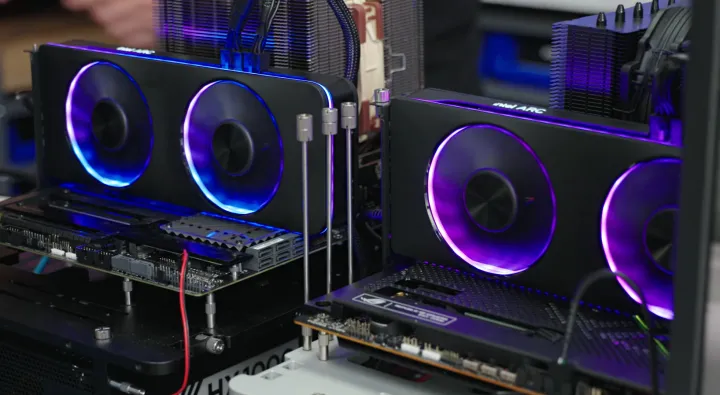 Zwei Intel Arc-GPUs, die nebeneinander laufen.