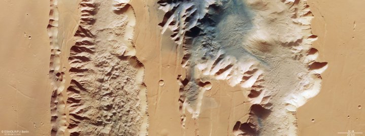 Esta imagen de Mars Express de la ESA muestra a Ius y Tithonium Chasmata, que forman parte de la estructura del cañón Valles Marineris de Marte.  Esta imagen incluye datos recopilados por la cámara estéreo de alta resolución (HRSC) de Mars Express el 21 de abril de 2022.