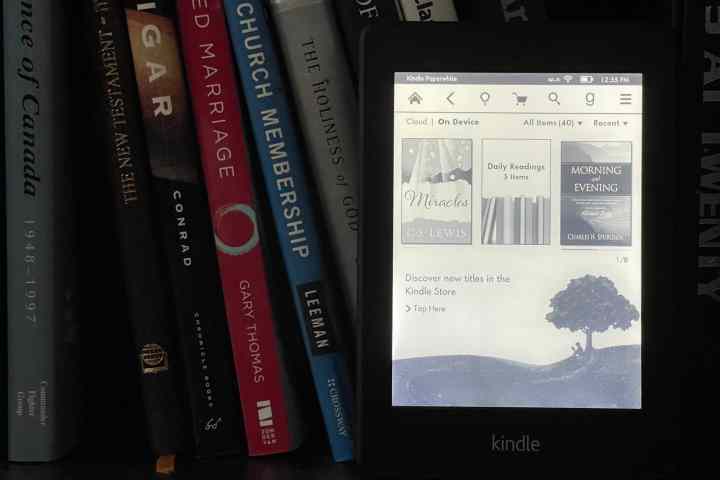 2013 Kindle Paperwhite 3G on bookshelf.