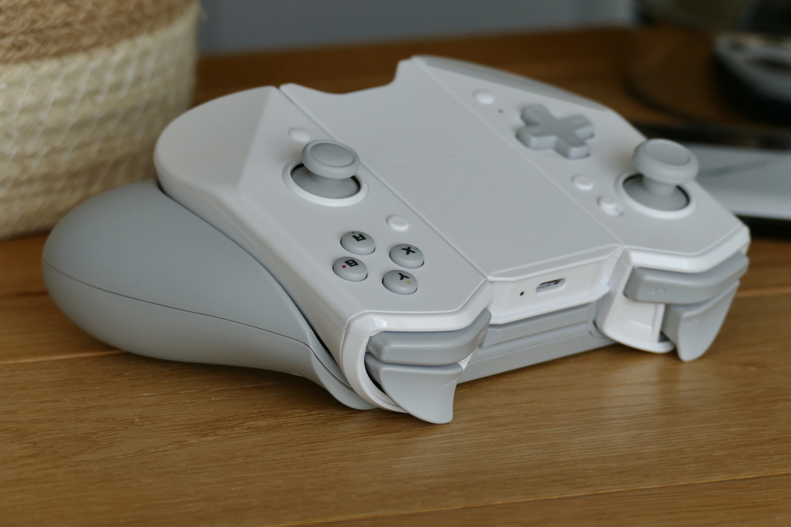 The side of the Kunai 3 controller.