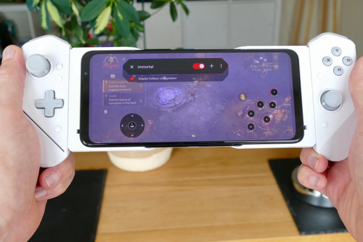 Il ROG Phone 6 Pro con il controller Kunai 3, giocando a Diablo Immortal.