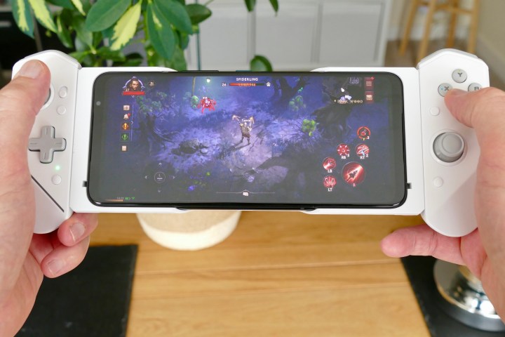 ROG Phone 6 Pro med Kunai 3-kontroller som spelar Diablo Immortal.