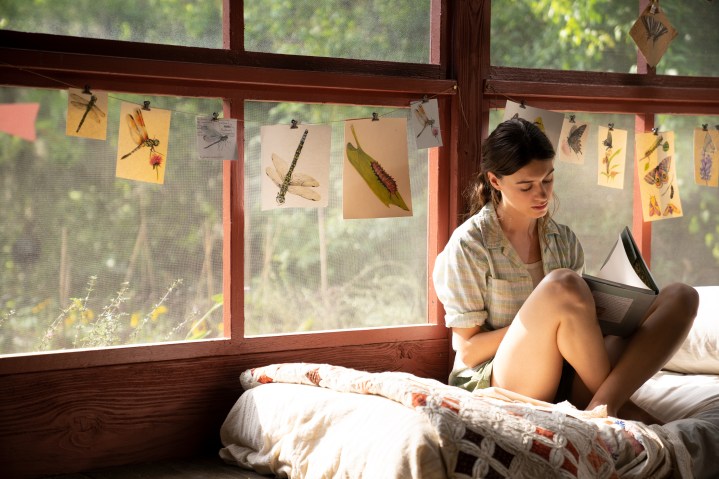 Кия Кларк сидит на своей кровати в фильме «Где поют раки».