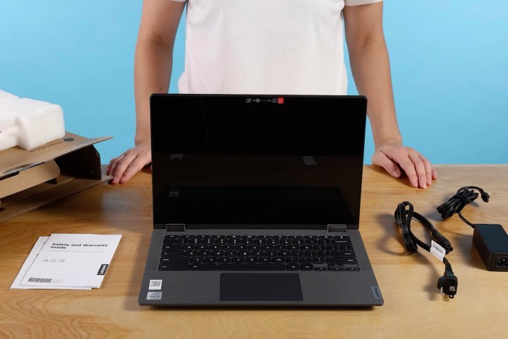 Chromebook Lenovo Flex 5i 13 en un escritorio.