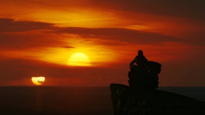 在《最后的绝地武士》中，卢克在死前看着双星日落。
