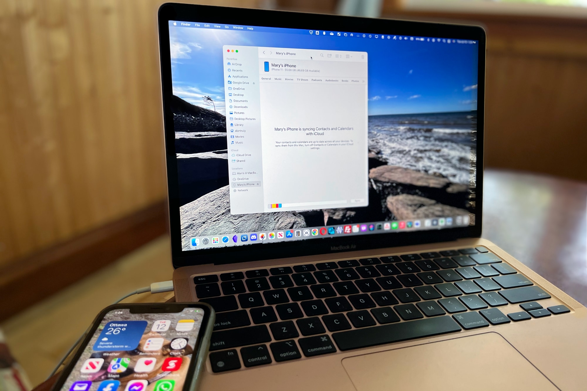 Um Mac pode ser conectado a um iPhone com um cabo USB.