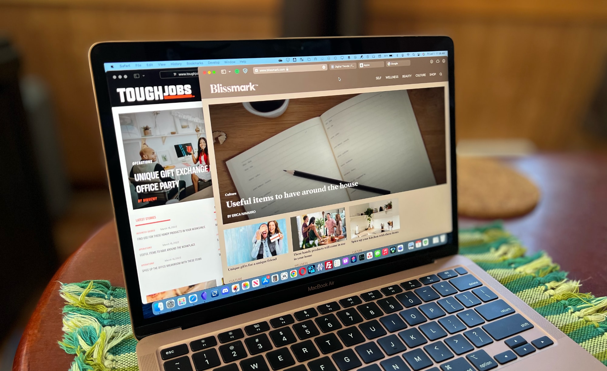 How to disable the colored Safari toolbar in MacOS Monterey