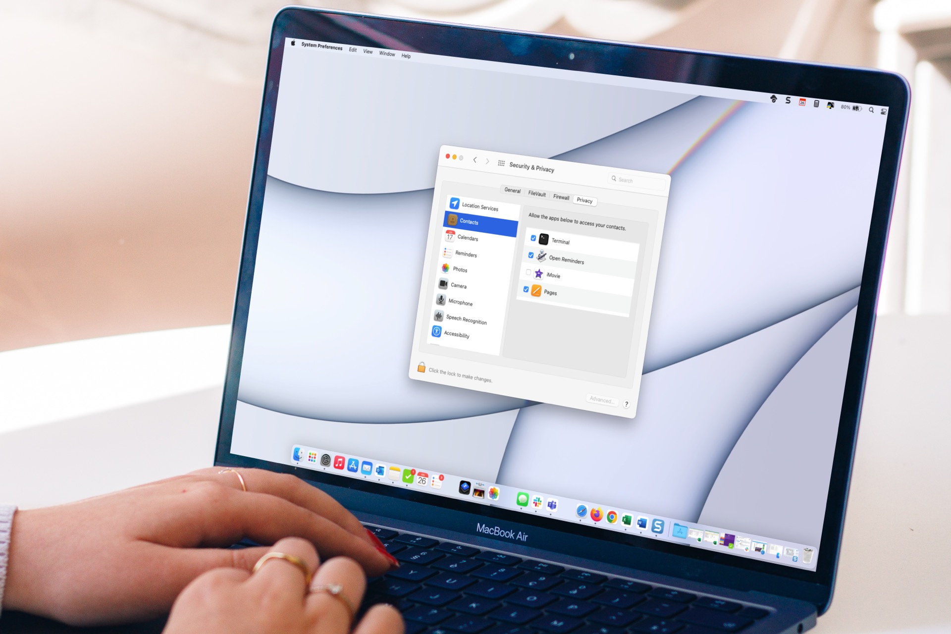As configurações de segurança e privacidade são abertas em um MacBook.