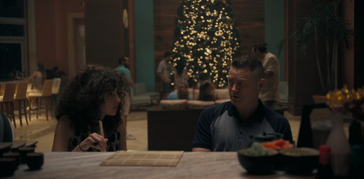 Nina Bloomgarden e Nick Offerman sentados e conversando em uma cena de The Resort.