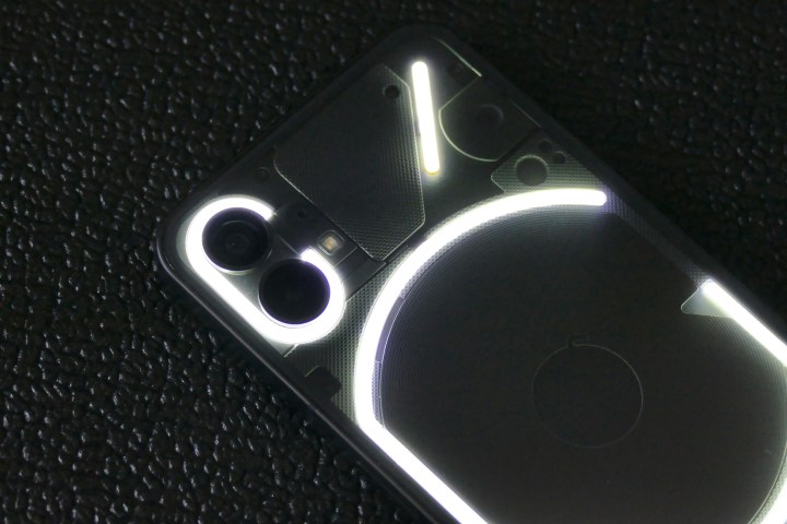 L'interfaccia del glifo mostrata attorno al modulo fotocamera del Nothing Phone 1.