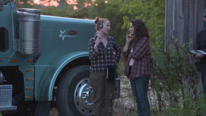 A diretora Anna Gutto conversa com a estrela Juliette Binoche nos bastidores de Paradise Highway.