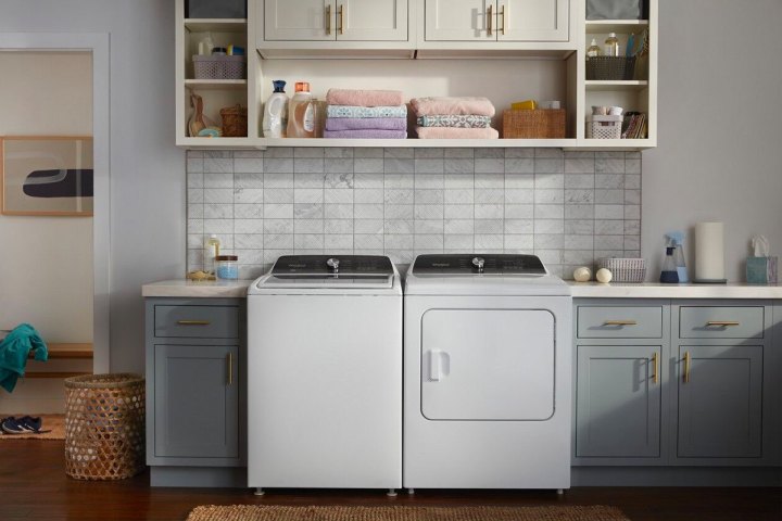 Um conjunto de lavadora e secadora Whirlpool instalado em uma cozinha.