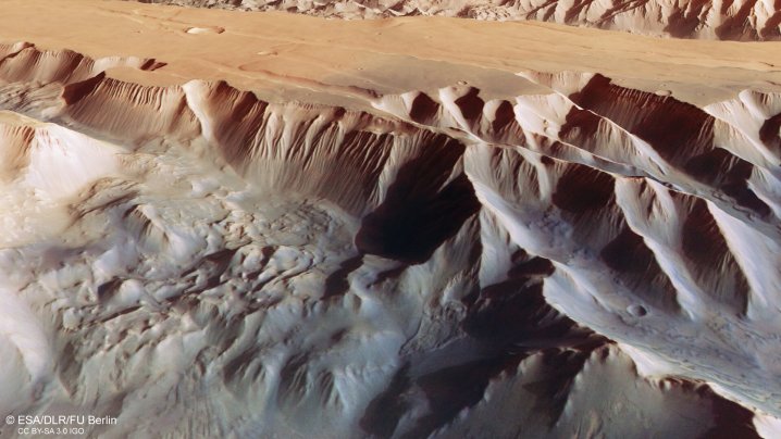 Αυτή η κεκλιμένη προοπτική όψη του Chasmata tithonium, που αποτελεί μέρος της δομής Valles Marineris στον Άρη, δημιουργήθηκε από ένα ψηφιακό μοντέλο εδάφους, αναλογικά και έγχρωμα κανάλια της στερεοφωνικής κάμερας υψηλής ανάλυσης στο Mars Express της Ευρωπαϊκής Διαστημικής Υπηρεσίας.