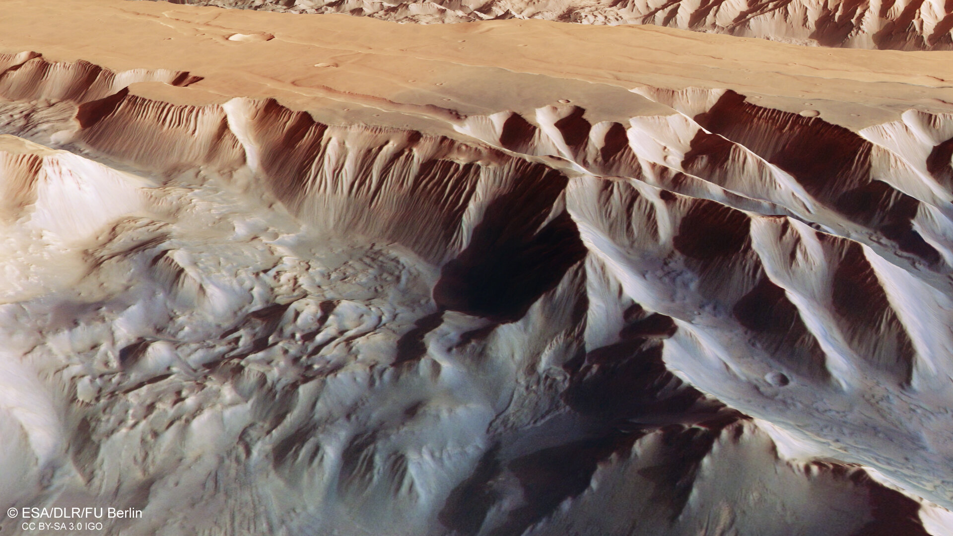 Esta vista em perspectiva oblíqua de Tithonium Chasmata, que faz parte da estrutura do cânion Valles Marineris de Marte, foi gerada a partir do modelo digital do terreno e dos canais nadir e de cor da High Resolution Stereo Camera no Mars Express da ESA.