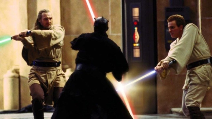 Qui-Gon y Obi-Wan se baten en duelo con Darth Maul en The Phantom Menace.