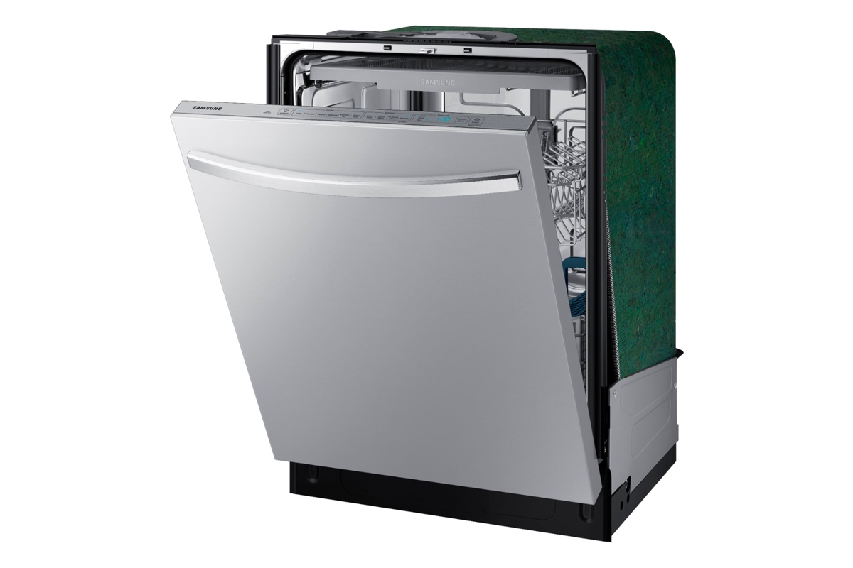 Ângulo frontal de uma máquina de lavar louça Samsung StormWash de 24 polegadas aberta.