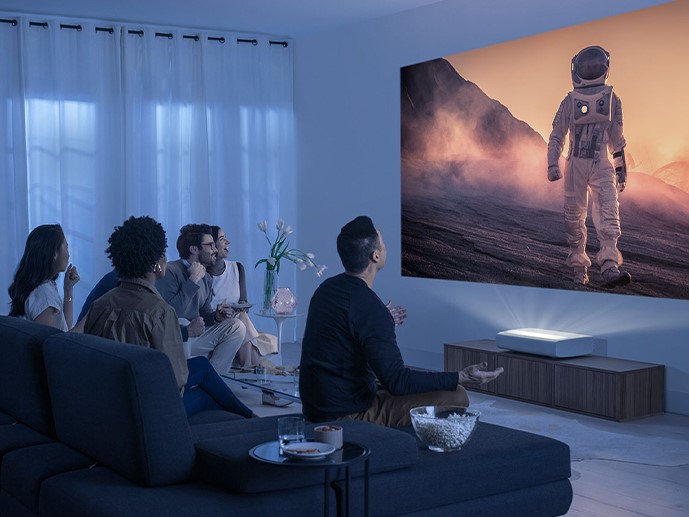 O projetor a laser de home theater 4K Premiere da Samsung exibe a imagem de um astronauta.