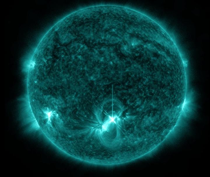 El Observatorio de Dinámica Solar de la NASA capturó esta imagen de una llamarada solar, como se ve en el destello brillante hacia el medio del Sol, el martes 10 de mayo de 2022. La imagen muestra un subconjunto de luz ultravioleta extrema que resalta el material extremadamente caliente en las llamaradas y que está coloreado en verde azulado. 