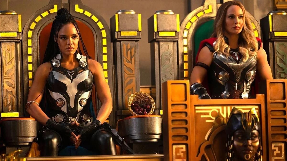 Valkyrie e Mighty Thor seduti uno accanto all'altro in Thor: Love and Thunder.