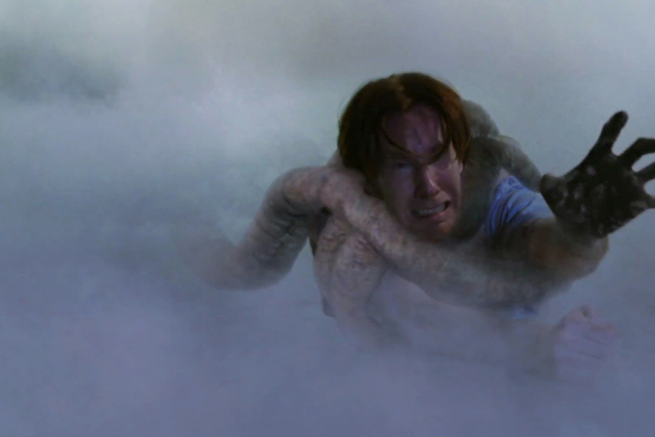 Um personagem de The Mist está sendo puxado para um fundo enevoado pelo tentáculo de uma criatura.