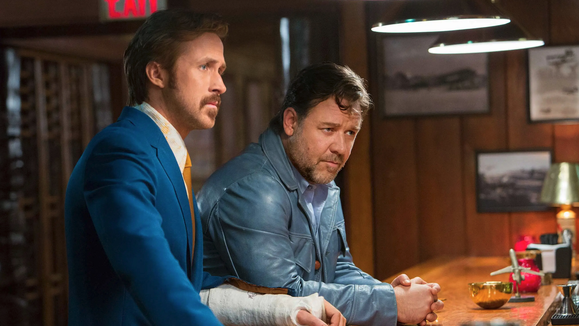 Ryan Gosling e Russel Crowe em Os Caras Bonzinhos.