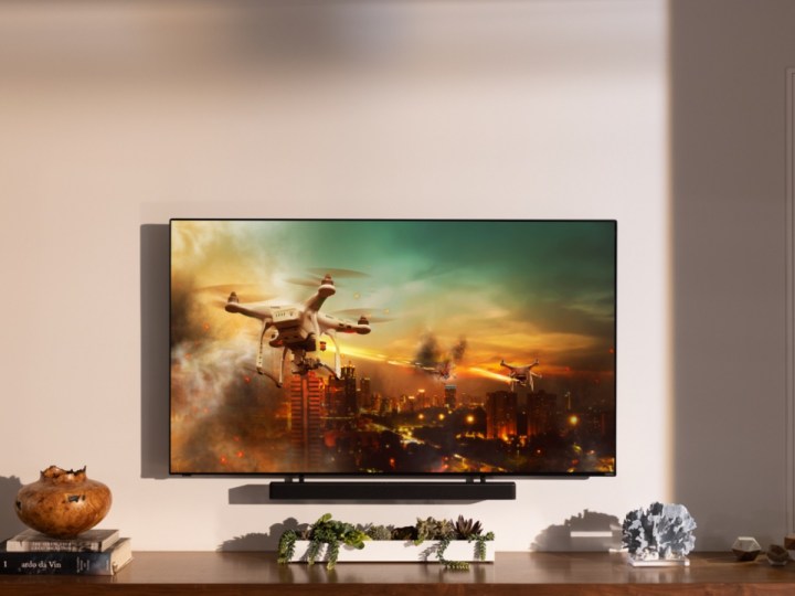 A TV QLED Vizio M7 Series montada em uma parede, com uma barra de som.