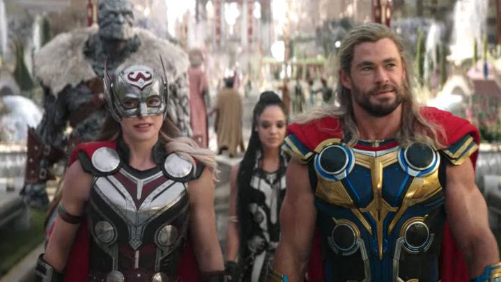 Jane como Mighty Thor con Thor en Love and Thunder.