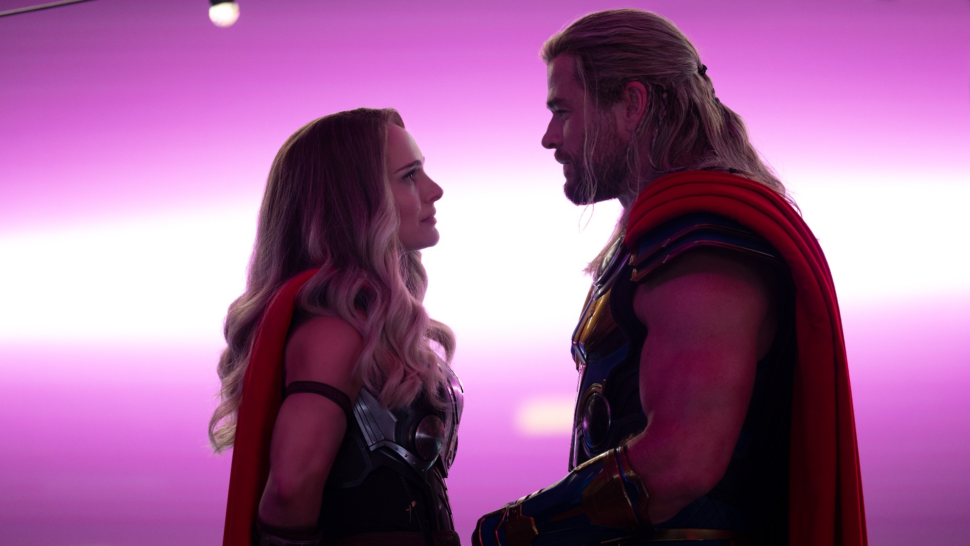 Jane e Thor se olham nos olhos em Thor: Love and Thunder.