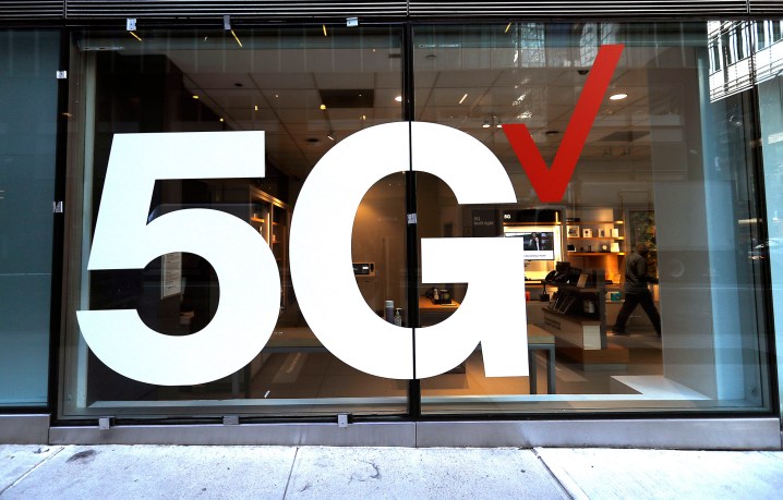 Verizon storefront showing 5G network in New York City.