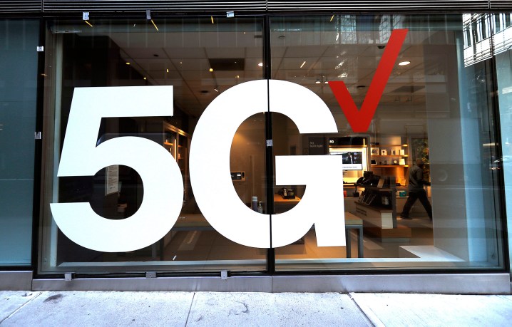 Verizon স্টোরের সামনে NYC-তে 5G নেটওয়ার্ক প্রদর্শন করে৷