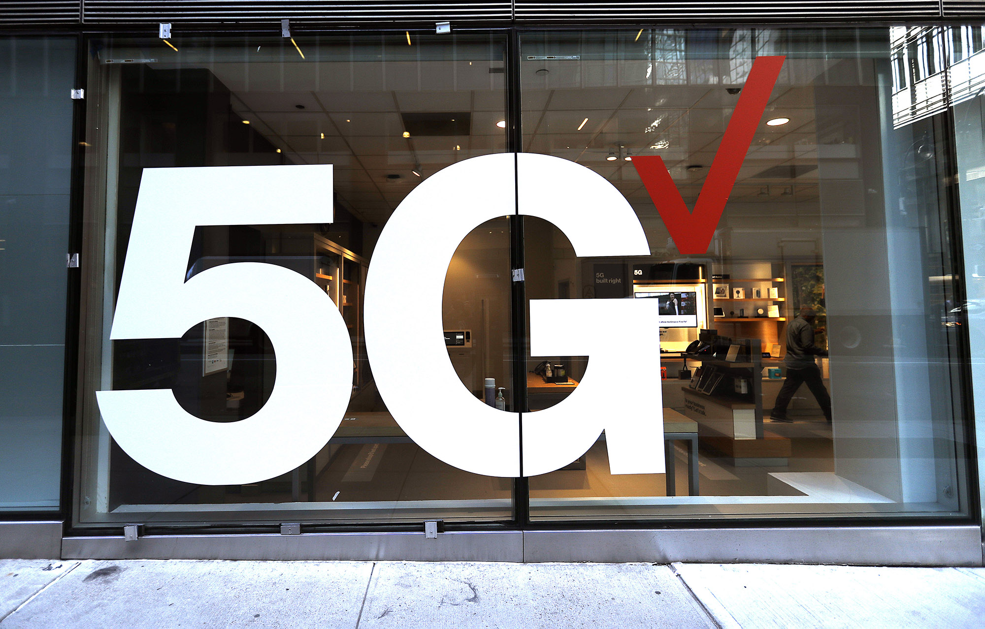 Verizon स्टोर फ्रंट NYC में 5G नेटवर्क प्रदर्शित करता है।