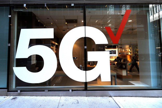 Verizon store front displays the 5G network in NYC.