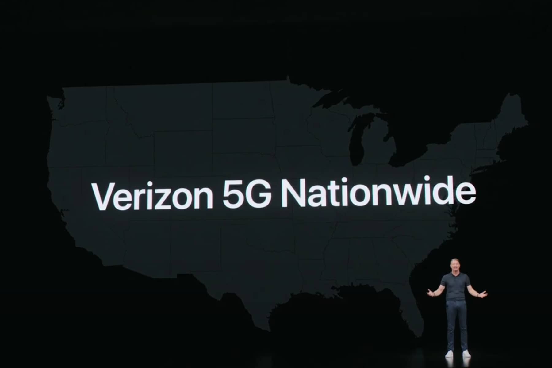O CEO da Verizon, Hans Vestberg, no palco anunciando o serviço 5G nacional.