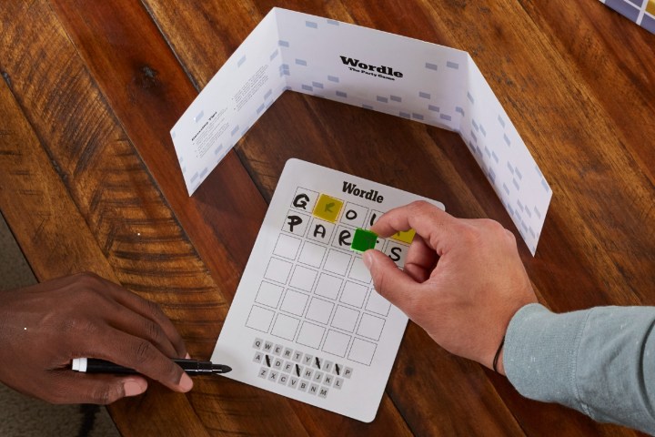 Um jogador joga o jogo de tabuleiro Wordle.